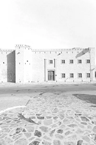 En oman muscat rock el viejo fuerte defensivo cielo de batalla y — Foto de Stock