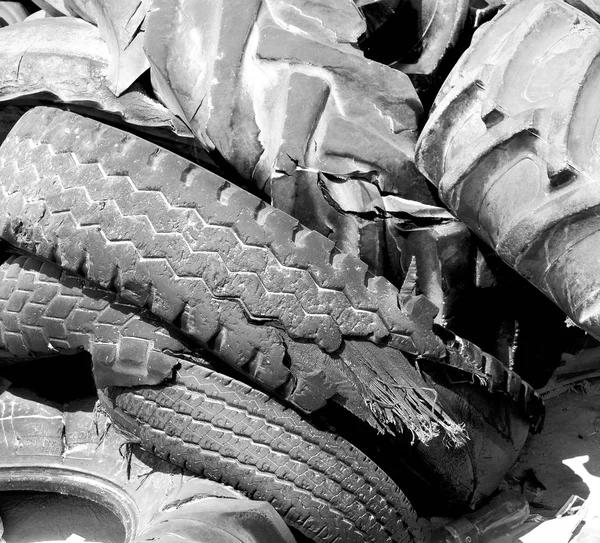 오만 오래 된 타이어에서 — 스톡 사진