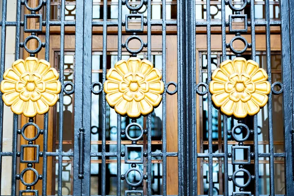 在伦敦的旧的金属门 — 图库照片