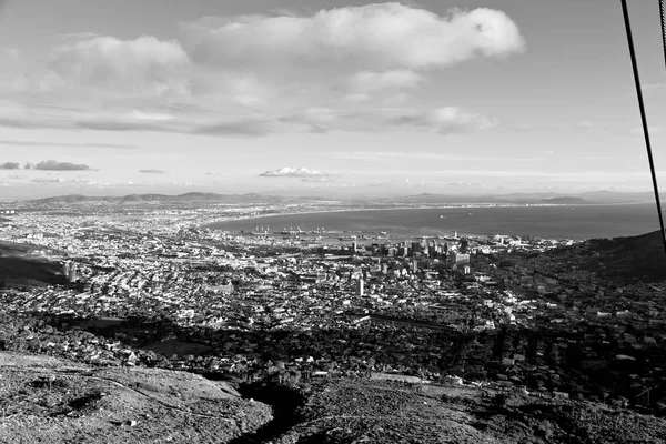 En Sudáfrica cabo ciudad horizonte de la montaña de la mesa — Foto de Stock