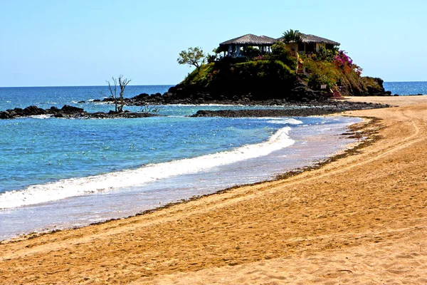 Красивий пляж анілана водорості індійський будинок небо і камінь — стокове фото