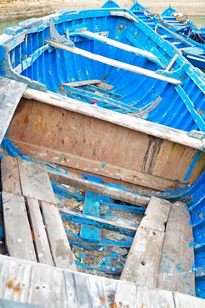 小船在非洲摩洛哥老港口木材和抽象的码头 — 图库照片