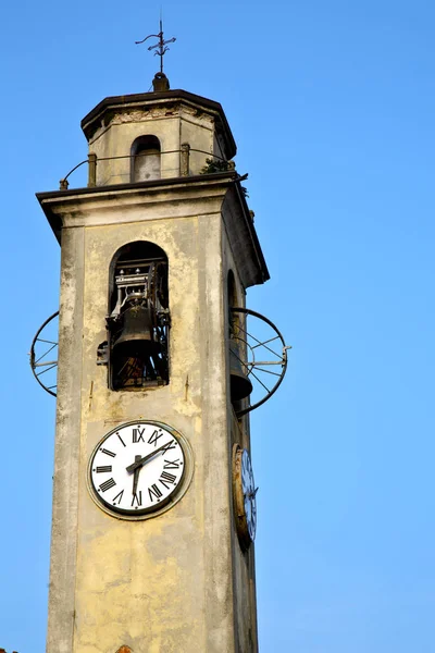 Brebbia старий abstrac l і церковна вежа дзвонить сонячно — стокове фото