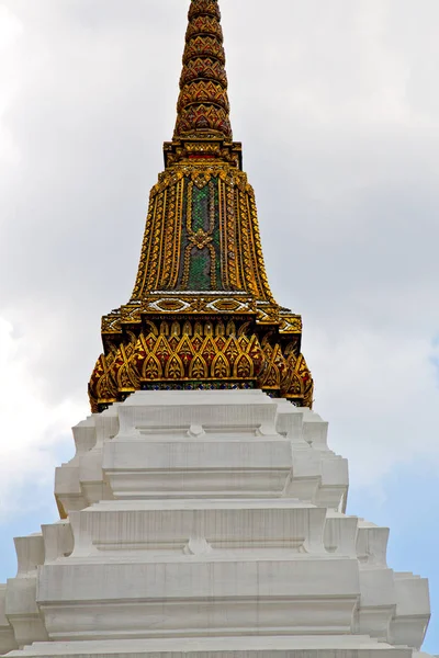 Thailand asia     bangkok rain  temple  wat  palaces     sky — Stock Photo, Image