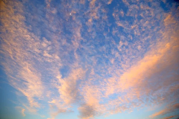 Восход солнца на фоне цветных облаков — стоковое фото