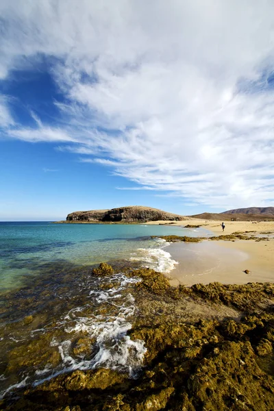 Wate lanzarote береговой линии пруда камень камень небо мускус летом — стоковое фото