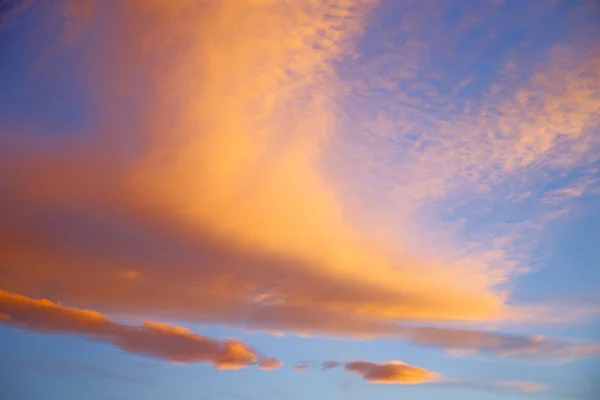 В цветном небе белые мягкие облака — стоковое фото
