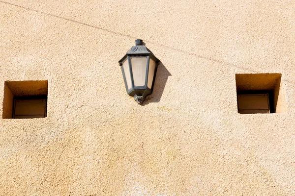 En oman viejo farol en la pared — Foto de Stock