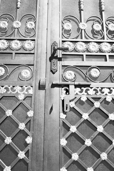 Entrée de porte antique oman et poignée décorative pour backgr — Photo