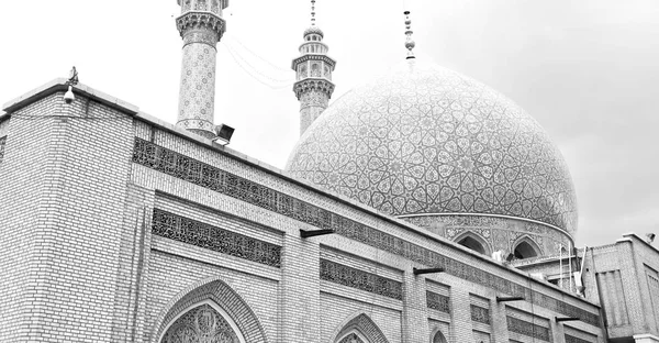 В Иране и старинном минарете мечети — стоковое фото