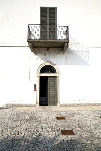 Коричневая дверь старое окно Милано закрытая кирпичная терраса — стоковое фото