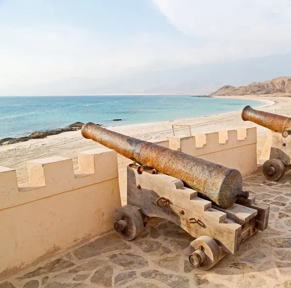 In oman muscat rock die alte defensive — Stockfoto