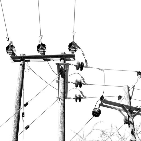 I oman elektriskt kabel trä pylon energi och aktuell rad — Stockfoto