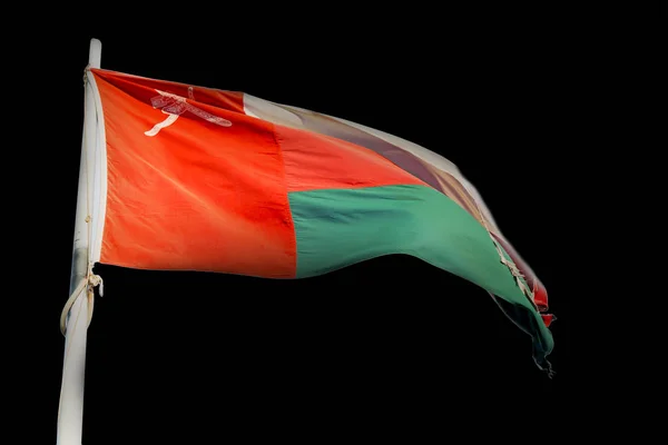 Dans le drapeau oman agitant et le ciel nuageux — Photo