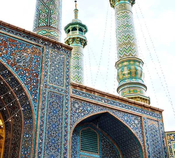 Em iran e antigo antigo minarete mesquita — Fotografia de Stock