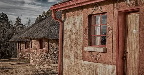 Na aldeia de rua lesotho perto da montanha — Fotografia de Stock