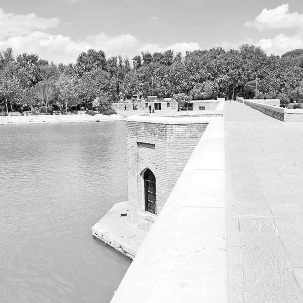 Di iran jembatan tua dan sungai — Stok Foto