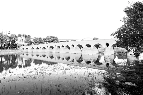 I iran den gamla bron och floden — Stockfoto