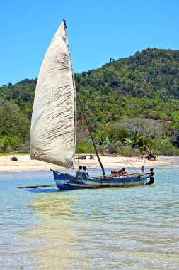 Pirogue plaj deniz yosunu Hint Okyanus Madagaskar kişilerde   