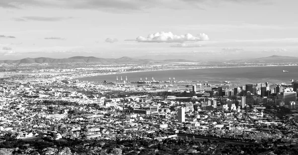 En Sudáfrica cabo ciudad horizonte de la montaña de la mesa — Foto de Stock