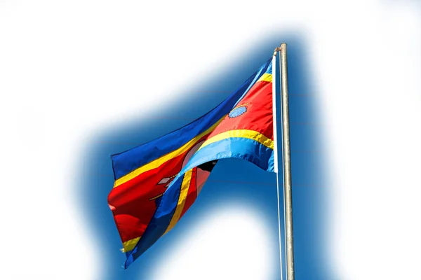 Im Swasiland Flagge und Himmel schwenkend — Stockfoto