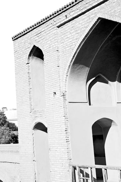 In iran the old bridge and the  river — Stock Photo, Image