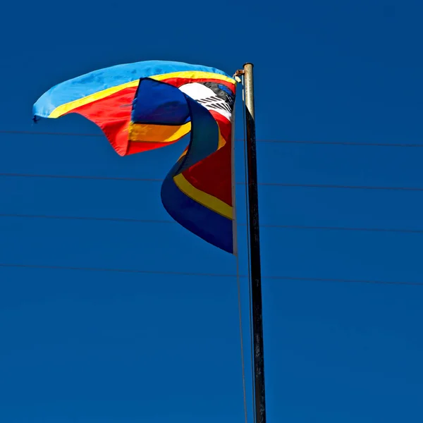 En Swazilandia ondeando bandera y cielo — Foto de Stock