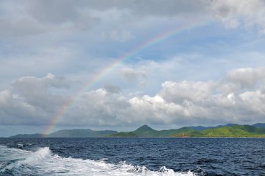 rainbow ocean ve arka planda Adası