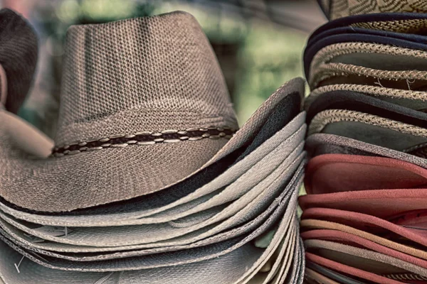 Lotes de moda chapéus trandy em um mercado — Fotografia de Stock