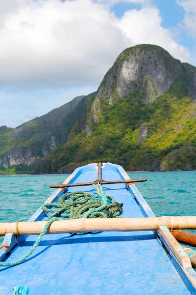 Vista de la colina de la isla desde la proa de un barco — Foto de Stock