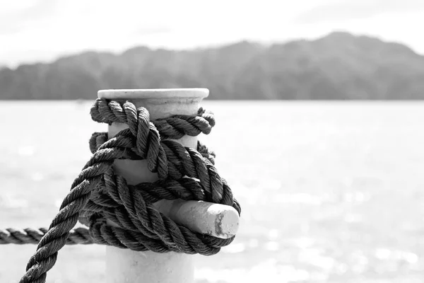 Uma corda em iate barco acessório — Fotografia de Stock