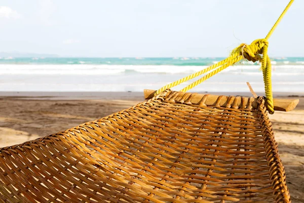 Vista desde una hamaca cerca de la playa del océano — Foto de Stock