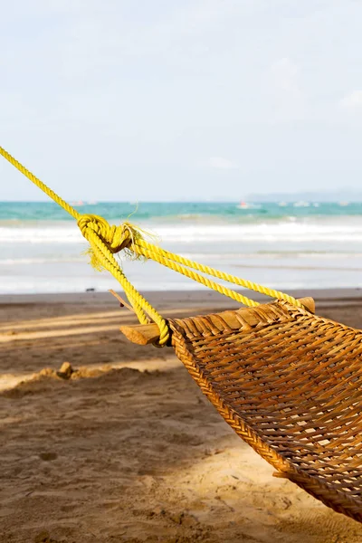Вид с гамака возле океанского пляжа — стоковое фото
