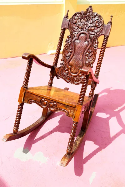 Vieille terrasse sale whith rocking chair vide — Photo