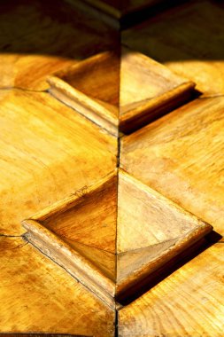 busto arsizio soyut paslı pirinç  