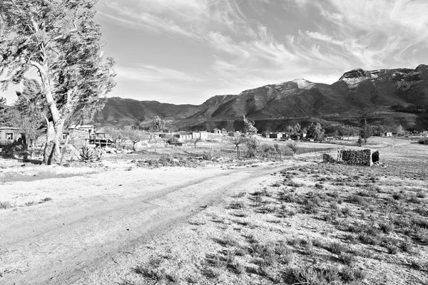 Lesotho street falu közelében mountain — Stock Fotó