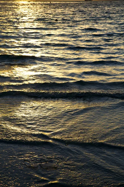 Na água ao sul da linha laranja dourada — Fotografia de Stock