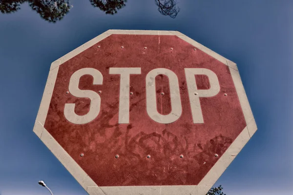 Im Stoppsignal und am Himmel — Stockfoto