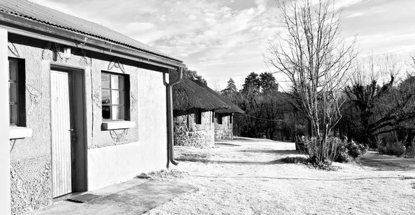 I lesotho street by nära mountain — Stockfoto