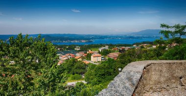 İtalya manzara Panoraması göl ve dağ içinde 