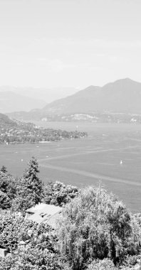 İtalya manzara Panoraması göl ve dağ içinde 