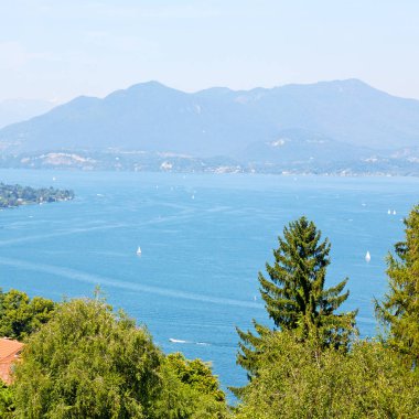 İtalya manzara Panoraması göl ve dağ içinde 