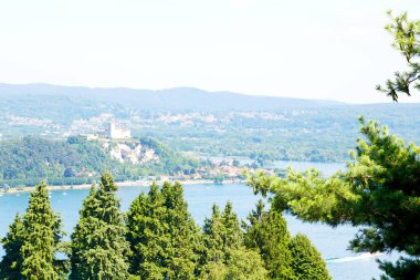 İtalya manzara Panoraması göl ve dağ içinde 