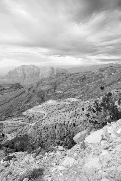 V Ománu staré horské rokliny a kaňon hluboký zamračená obloha — Stock fotografie