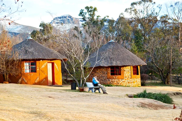 In lesotho Straße Dorf in der Nähe von Berg — Stockfoto