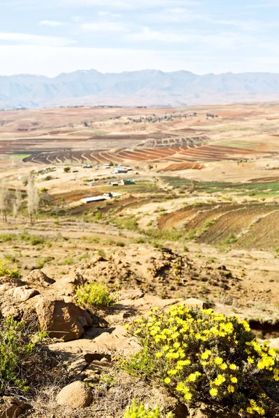 Dans le village de rue du lesotho près de la montagne — Photo