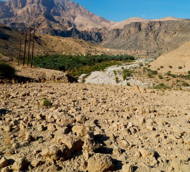 Umman eski dağ gorge ve kanyon derin bulutlu gökyüzü 
