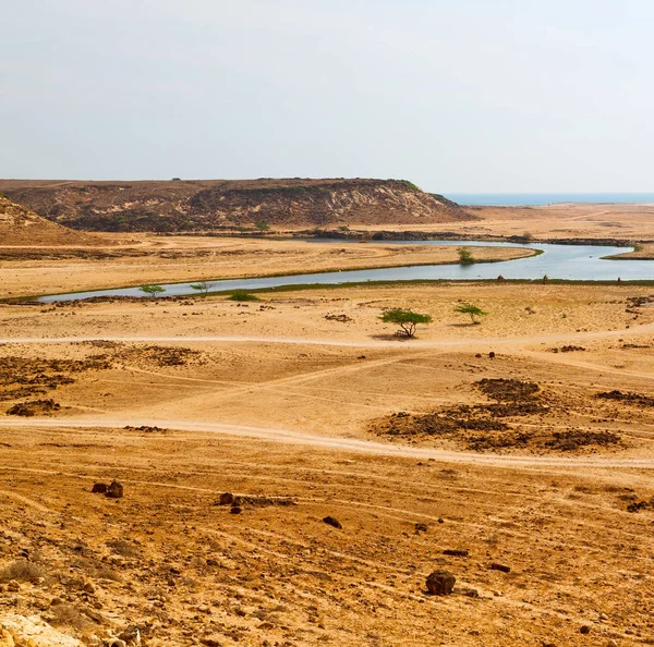 Umman Arapça deniz kumlu plaj gökyüzü ve dağ yakınlarındaki tepe