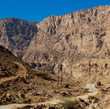 Umman eski dağ gorge ve kanyon derin bulutlu gökyüzü 