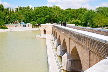 İran'ın eski köprünün ve nehir 